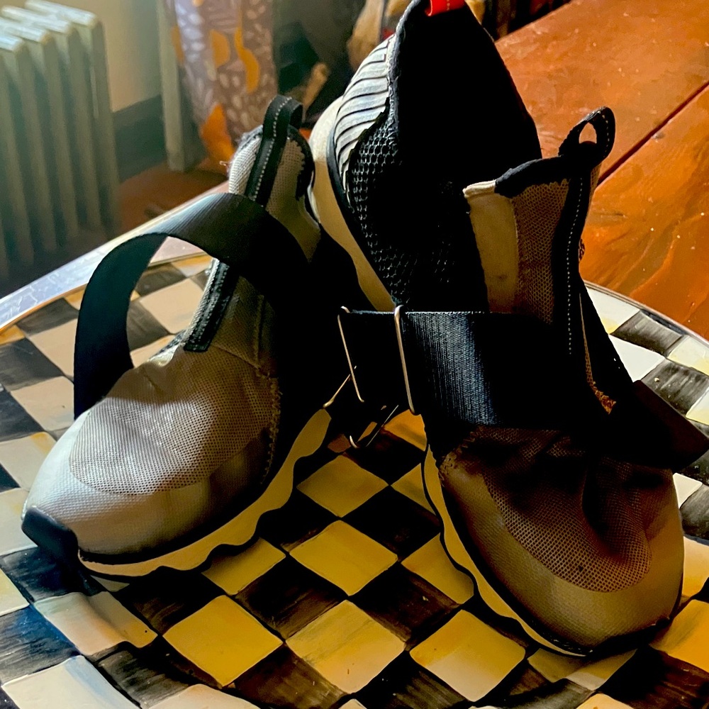 Sorel Stylish Black and Gray women’s shoes